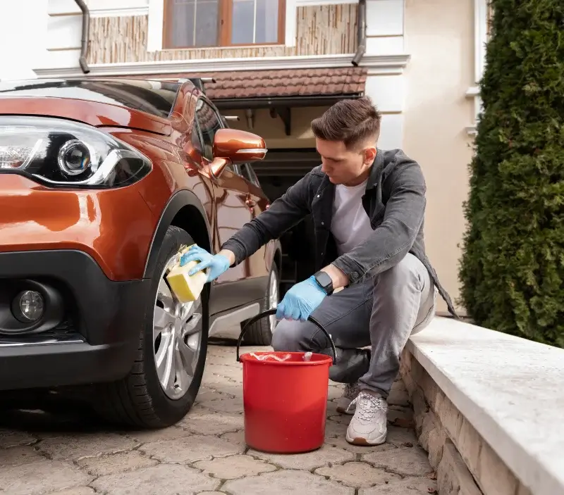 Lavage auto à domicile Ferrières-en-Bray : professionnel intervenant sur un véhicule